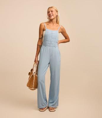 Macacão Jardineira em Jeans com Alça Fina e Bolso