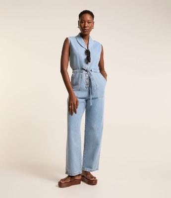 Macacão Longo em Jeans com Amarração e Bolso Carpinteiro