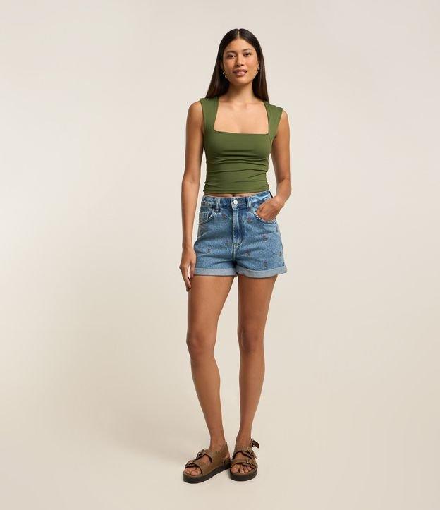 Short Mom em Jeans com Bordadinhos de Tulipas - 2