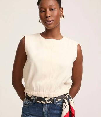 Blusa sem Manga em Viscose com Detalhe na Barra e Recortes Frontais