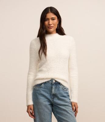 Suéter em Tricô com Gola Alta e Pelinhos