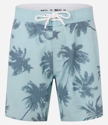 Bermuda em Microfibra com Cós Fixo e Estampa de Coqueiros