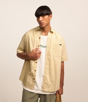 Camisa Relaxed em Tricoline com Bolso e Estampa de Diversos Ícones
