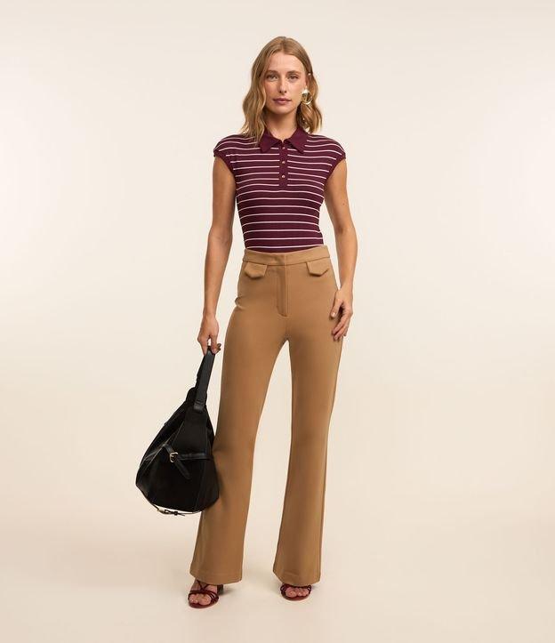 Calça Flare em Ponto Roma com Bolsinhos de Lapela - 2