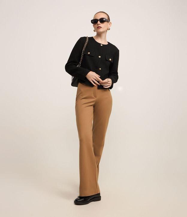 Calça Flare em Ponto Roma com Bolsinhos de Lapela - 3