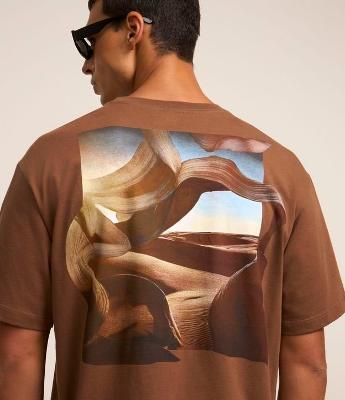Camiseta Boxy em Algodão com Estampa Surrealista