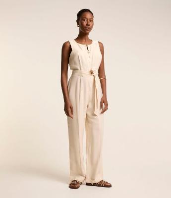 Macacão em Viscose sem Mangas com Zíper Frontal e Faixa para Amarração