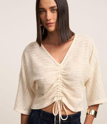 Blusa Curta Texturizada com Franzido e Amarração