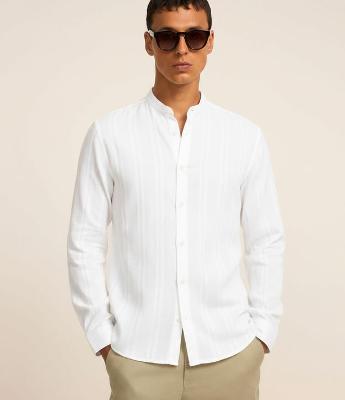 Camisa em Algodão com Textura e Gola Padre