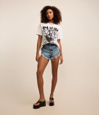 Short Curto em Jeans com Barra Desfiada