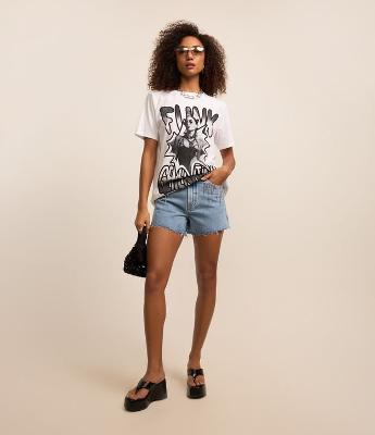 Short Slim em Jeans com Aplicação de Franjas de Strass nos Bolsos