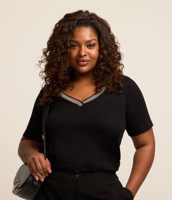 Blusa em Viscose com Decote V com Detalhes Curve & Plus Size