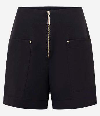 Short em Crepe com Zíper de Metal e Bolsos Aplicados