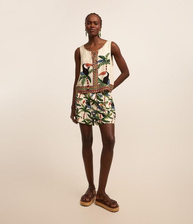 Short Curto em Twill com Estampa de Folhagem e Tucanos - 1