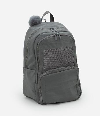 Mochila Grande com Bolso Frontal e Lateral e Bag Charm
