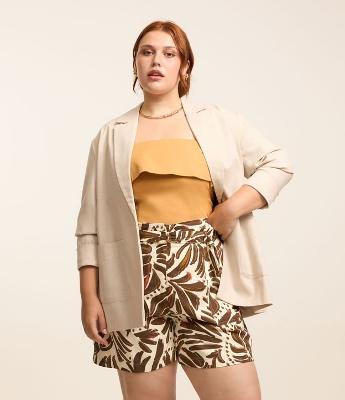 Short com Linho Estampa de Folhas e Cinto Curve & Plus Size
