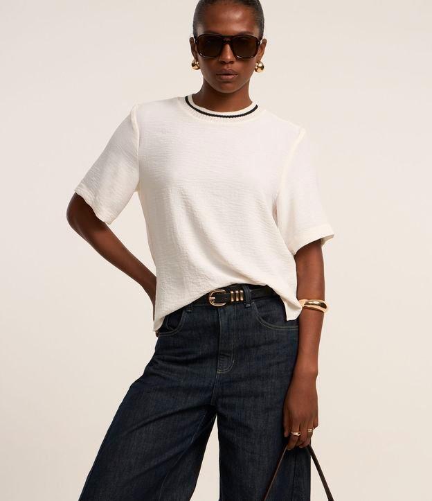 Blusa Manga Curta em Airflow com Detalhe Contrastante na Gola - 2