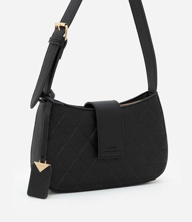 Bolsa Baguete Pequena com Textura em Relevo e Detalhe de Pendente - 1