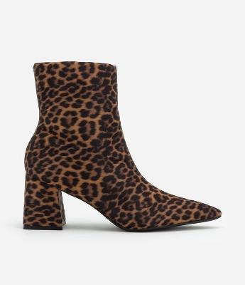Bota Cano Baixo e Bico Fino Animal Print