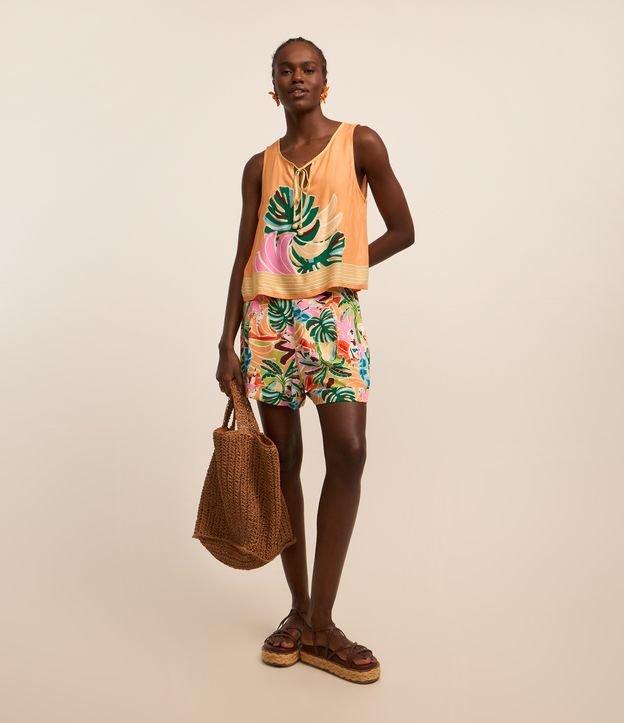 Short Curto em Twill com Estampa de Folhagens - 1