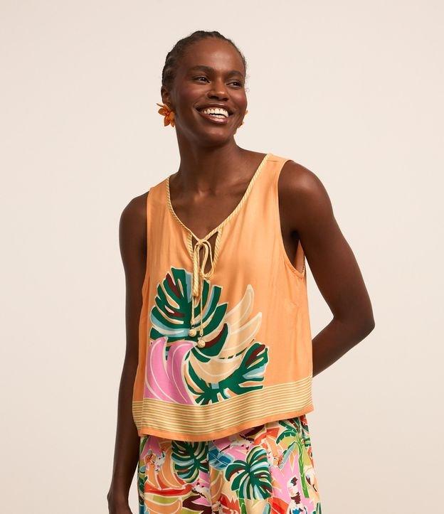 Blusa em Viscose sem Manga e Estampa de Folhagens - 1