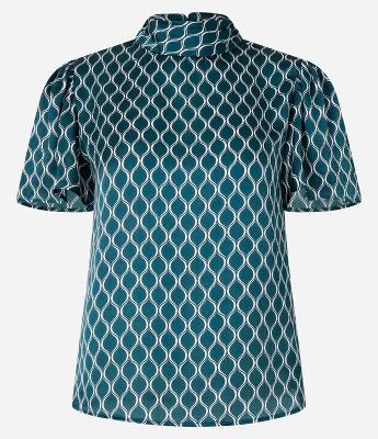 Blusa Acetinada com Gola Alta e Estampa Geométrica