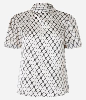 Blusa Acetinada com Gola Alta e Estampa Geométrica