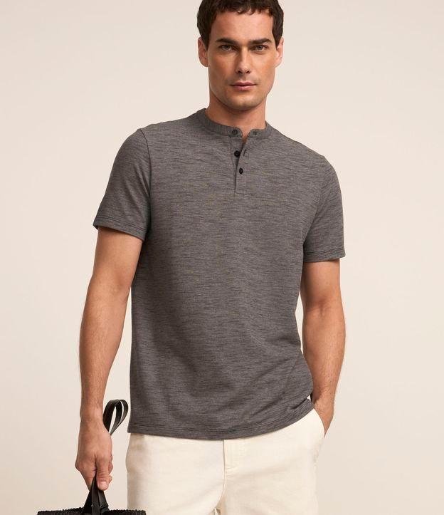 Camiseta em Algodão com Textura e Gola Padre com Botão - 1