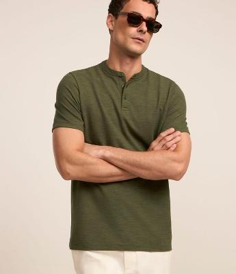 Camiseta em Algodão com Textura e Gola Padre com Botão
