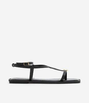 Sandália Rasteira com Tiras Finas e Detalhe em Metal com Efeito Amassado