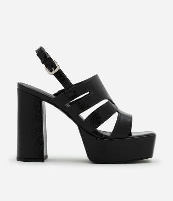 Sandália Meia Pata com Cabedal Fechado e Detalhes Vazados na Lateral