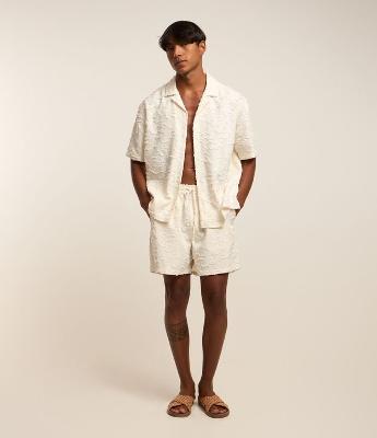 Bermuda com Cós Elástico Detalhes Navalhados e Textura