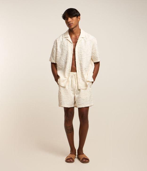 Bermuda com Cós Elástico Detalhes Navalhados e Textura - 1