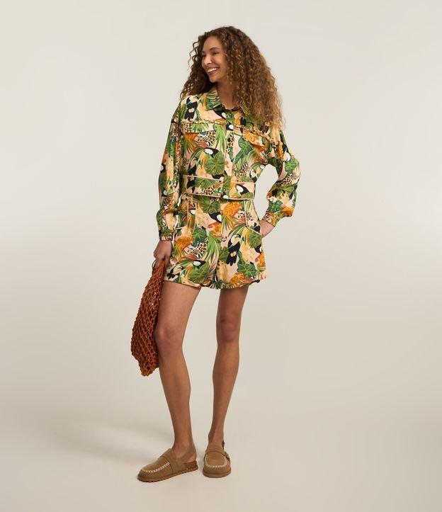 Short Curto em Viscose e Linho com Estampa Tropical - 2