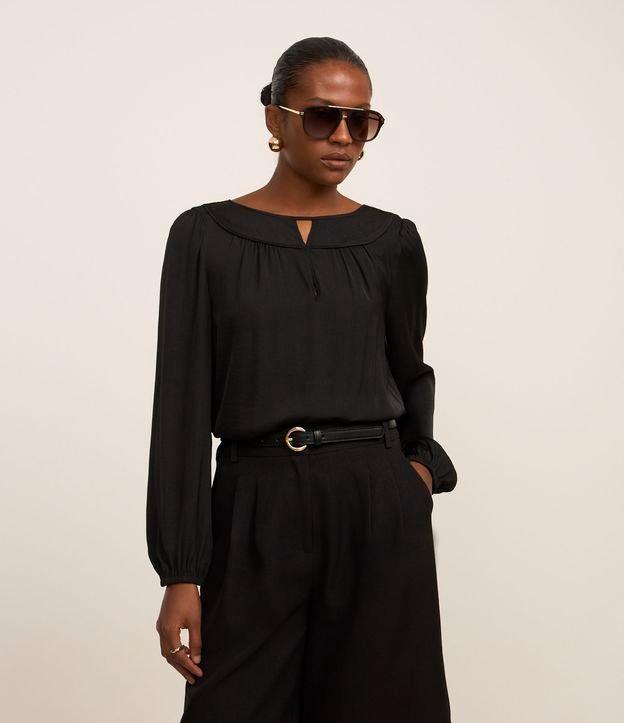 Blusa Acetinada com Detalhe de Gota Frontal - 2