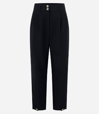 Calça Cenoura de Alfaiataria com Detalhe na Barra e Botões no Cós