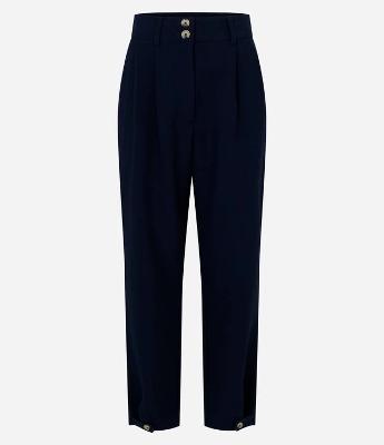 Calça Cenoura de Alfaiataria com Detalhe na Barra e Botões no Cós