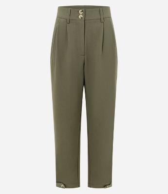 Calça Cenoura de Alfaiataria com Detalhe na Barra e Botões no Cós