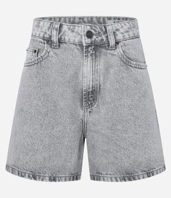 Short Mom Cintura Alta em Jeans com Barra Ajustada