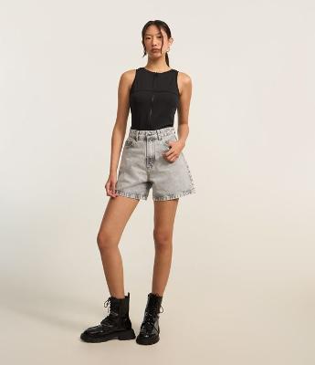 Short Mom Cintura Alta em Jeans com Barra Ajustada