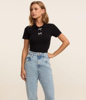 Blusa Polo Canelada com Lacinhos Brilhosos na Gola