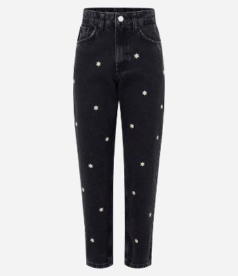 Calça Mom em Jeans com Bordadinhos de Margaridas