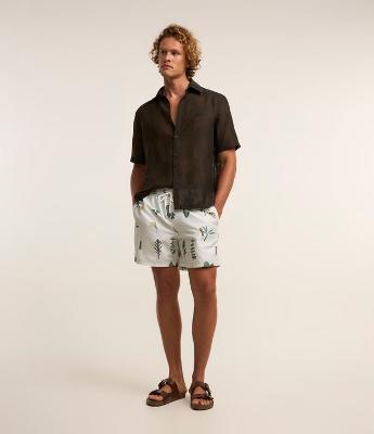 Bermuda em Microfibra com Cós Elástico e Estampa  de Folhagem