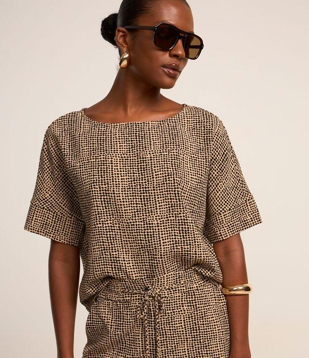 Blusa Manga Curta em Crepe Estampa Animal Print com Detalhes Frontais - 2