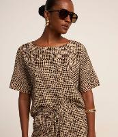 Blusa Manga Curta em Crepe Estampa Animal Print com Detalhes Frontais - 2