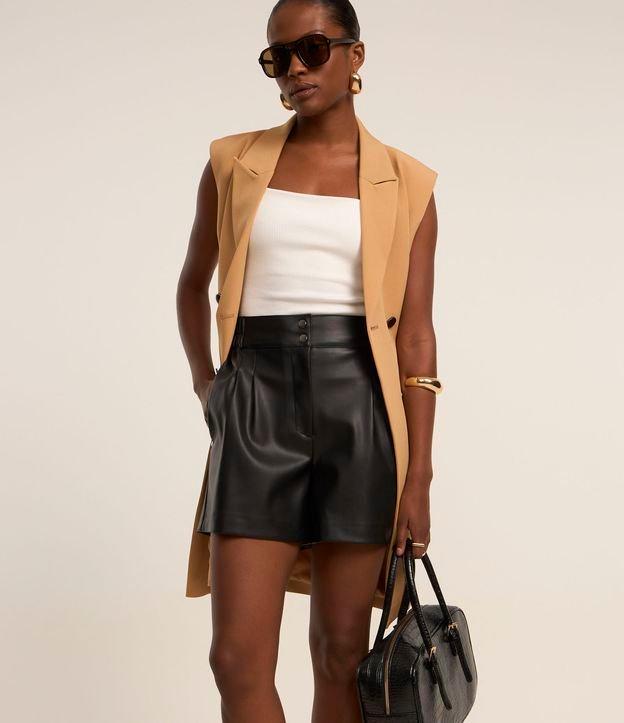 Short em PU com Pregas Frontais e Dois Botões - 2