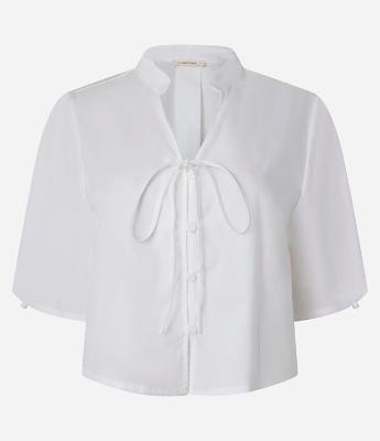 Blusa em Tricoline com Manga Bufante e Amarrações de Laços Frontais