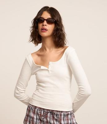 Blusa em Ribana com Decote U e Botões