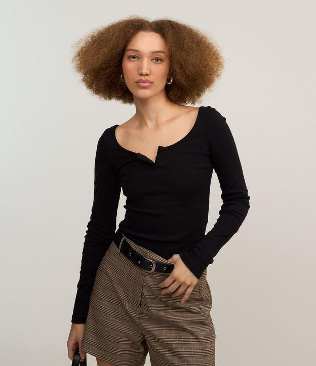 Blusa em Ribana com Decote U e Botões - 3