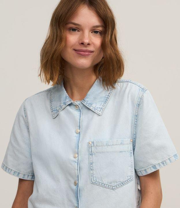 Camisa Cropped em Jeans Delavê com Bolso no Peito - 2